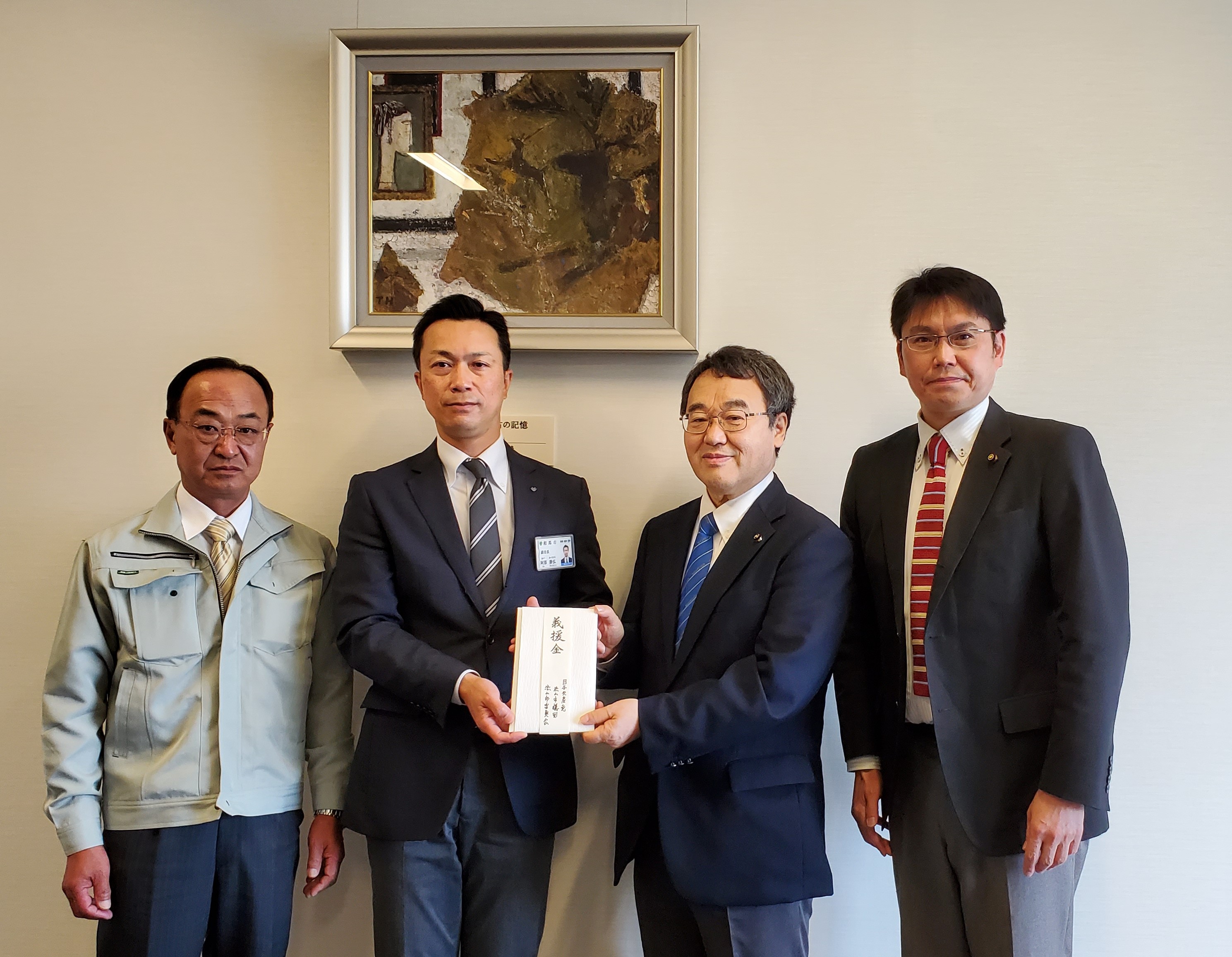 左から、石橋浩人議長　阿部勝弘副市長が義援金の対応をしていただきました。多忙のなか、ありがとうございました。