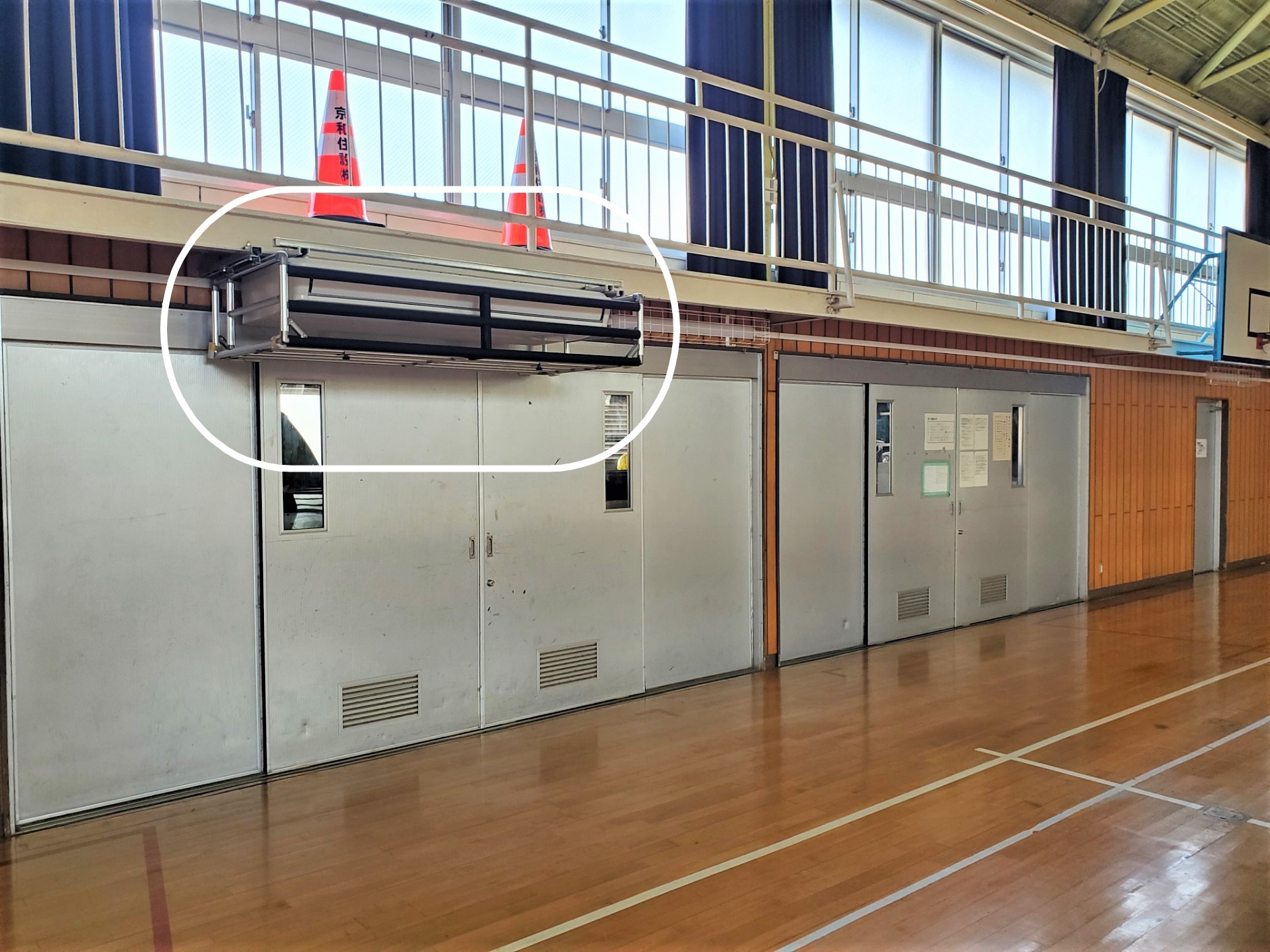 新川小学校体育館…体育館で使用するボールに対する衝突防止がされています。